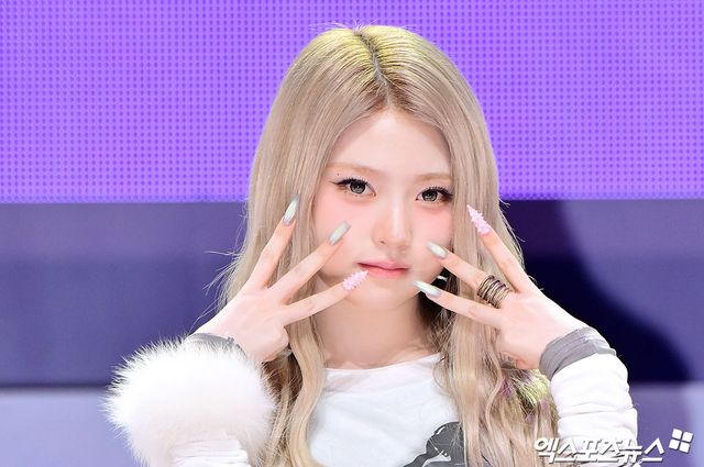 키키 하음이 포즈를 취하고 있다.