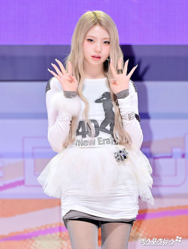 키키 하음이 포즈를 취하고 있다.