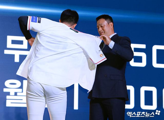 17일 오후 서울 송파구 롯데호텔 월드에서 열린 '2026 KBO 신인 드래프트'에 참석한 SSG 랜더스에서 김민준(대구고)이 1라운드 5순위로 지명된 뒤 유니폼을 착용하고 있다. 엑스포츠뉴스 DB