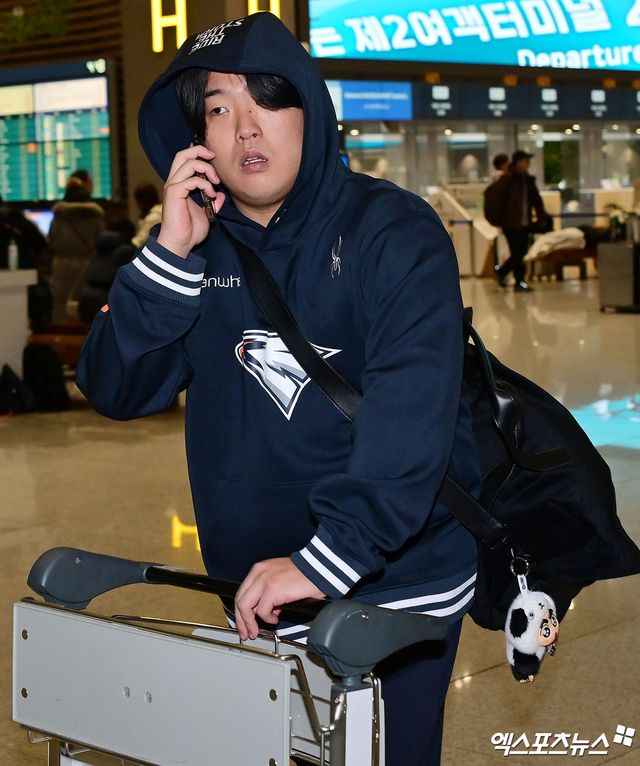 2026시즌 스프링캠프 훈련에 나서는 한화 이글스 선수단이 23일 오전 인천국제공항을 통해 호주 멜버른으로 출국했다. 출국장으로 향하는 한화 강백호. 엑스포츠뉴스 DB