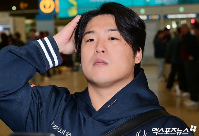 2026시즌 스프링캠프 훈련에 나서는 한화 이글스 선수단이 23일 오전 인천국제공항을 통해 호주 멜버른으로 출국했다. 출국 전 취재진과 인터뷰하는 강백호. 엑스포츠뉴스 DB