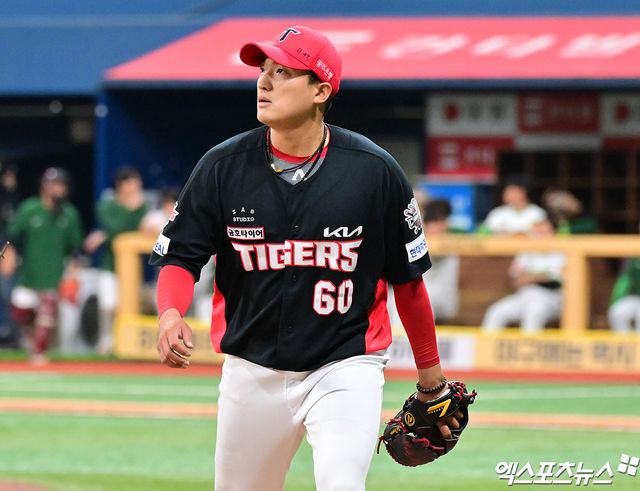 6일 오후 서울 구로구 고척스카이돔에서 열린 '2025 신한 SOL Bank KBO리그' KIA 타이거즈와 키움 히어로즈의 경기, 4회말 수비를 마친 KIA 김도현이 더그아웃으로 향하고 있다. 엑스포츠뉴스 DB