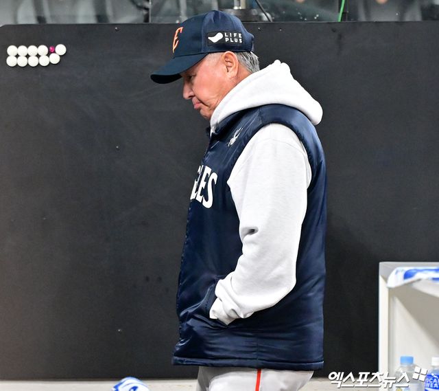 30일 오후 대전 한화생명 볼파크에서 열린 '2025 신한 SOL Bank KBO 한국시리즈' LG 트윈스와 한화 이글스의 4차전 경기, 9회에만 6점을 뽑아낸 LG가 한화에 7:4 역전승을 거두며 통합우승에 단 1승만을 남겨뒀다. 한화 김경문 감독이 인터뷰를 마친 후 경기장을 빠져나가고 있다. 엑스포츠뉴스 DB