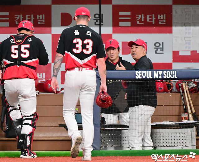 24일 오후 서울 구로구 고척스카이돔에서 열린 '2025 신한 SOL Bank KBO리그' KIA 타이거즈와 키움 히어로즈의 경기, 2회말 수비를 마친 KIA 올러가 이범호 감독의 격려를 받고 있다. 엑스포츠뉴스 DB