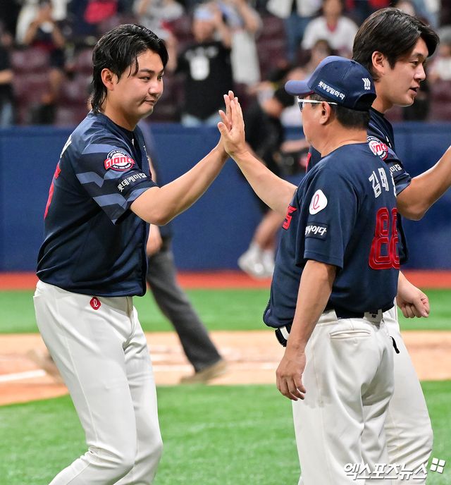 24일 오후 서울 구로구 고척스카이돔에서 열린 '2025 신한 SOL Bank KBO리그' 롯데 자이언츠와 키움 히어로즈의 경기, 롯데가 키움에 4:0으로 승리하며 위닝시리즈를 달성했다. 이날 경기에서 승리한 롯데 정철원이 김태형 감독과 하이파이브를 하고 있다. 엑스포츠뉴스 DB