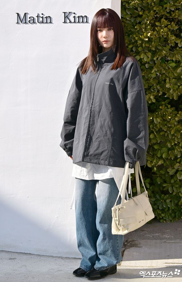 에스파 닝닝이 포즈를 취하고 있다.