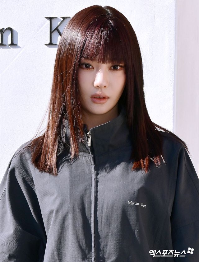 에스파 닝닝이 포즈를 취하고 있다.