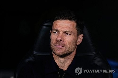 레알 마드리드 지휘봉을 내려놓은 사비 알론소 감독이 '친정팀' 리버풀로 복귀할 가능성이 제기됐다. 아르네 슬롯 현 리버풀 감독의 입지가 흔들리는 가운데, 리버풀이 차기 사령탑으로 알론소에게 접근했다는 소식이 전해졌다. 연합뉴스