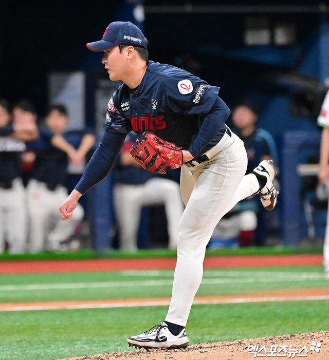 23일 오후 서울 구로구 고척스카이돔에서 열린 '2025 신한 SOL Bank KBO리그' 롯데 자이언츠와 키움 히어로즈의 경기, 8회말 롯데 최준용이 공을 힘차게 던지고 있다. 엑스포츠뉴스 DB