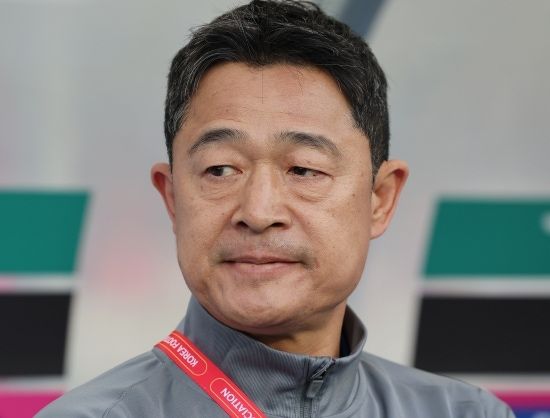 손흥민(LAFC), 이강인(파리 생제르맹), 김민재(바이에른 뮌헨)가 2025년 아시아 최고의 선수 명단에 이름을 올렸다. 하지만 전체 배출 인원수 대결에서는 일본에 완패하며 한국 축구의 씁쓸한 현실을 다시 한번 확인했다. 한국은 공수 핵심 자원 3명이 선정되며 체면치레를 했다. 일본은 이번 베스트11에서 가장 많은 5명의 선수를 배출하며 아시아 맹주로서의 입지를 과시했다. 연합뉴스