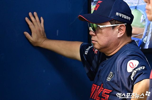 20일 오후 서울 송파구 잠실야구장에서 열린 '2025 신한 SOL Bank KBO리그' 롯데 자이언츠와 LG 트윈스의 경기, 롯데 김태형 감독이 더그아웃서 경기를 지켜보고 있다. 엑스포츠뉴스 DB