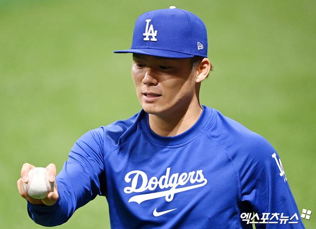 LA 다저스 투수 야마모토 요시노부가 2026 월드베이스볼클래식(WBC) 일본 대표팀 합류를 확정함에 따라, 일본의 첫 상대가 되는 대만의 근심도 늘어나고 있다. 야마모토의 대만전 등판은 여러모로 합리적인 선택으로 보인다. 만약 야마모토가 첫 경기에 등판하면 이후 충분한 휴식을 취한 채 본선 토너먼트 마운드에 오를 수 있다. 이바타 히로카즈 일본 대표팀 감독이 '첫 경기에 반드시 이겨야 한다'고 언급한 사실도 이 주장에 신빙성을 더하고 있다. 엑스포츠뉴스 DB