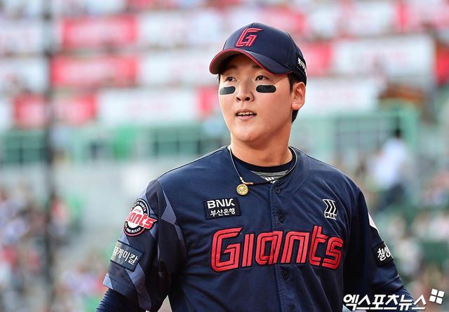 14일 오후 인천SSG랜더스필드에서 열린 '2025 신한 SOL Bank KBO리그' 롯데 자이언츠와 SSG 랜더스의 경기, 7회말 롯데 최준용이 삼자범퇴로 이닝을 마친 뒤 더그아웃으로 향하고 있다. 엑스포츠뉴스 DB