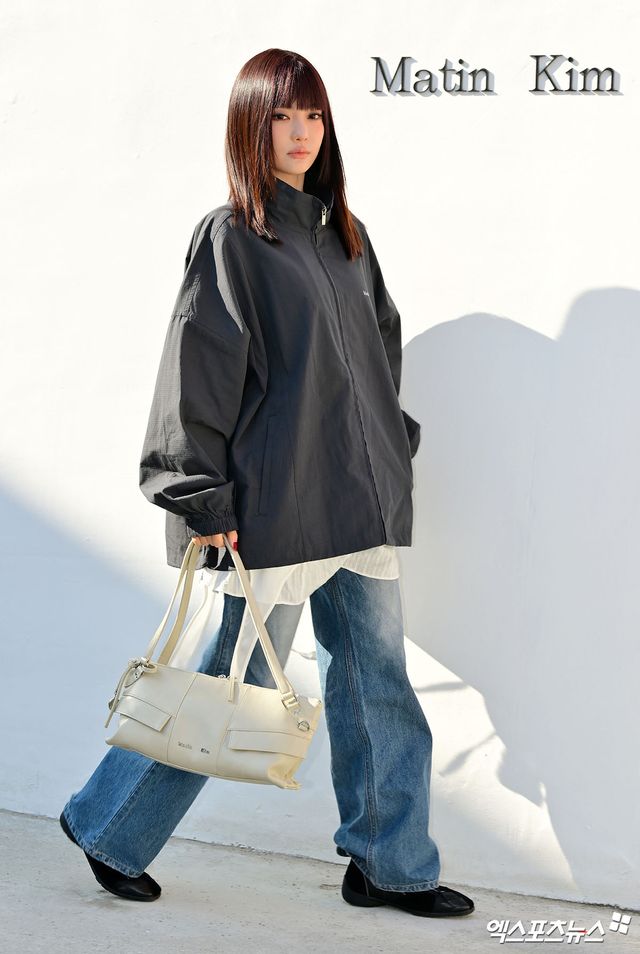 에스파 닝닝이 포즈를 취하고 있다.