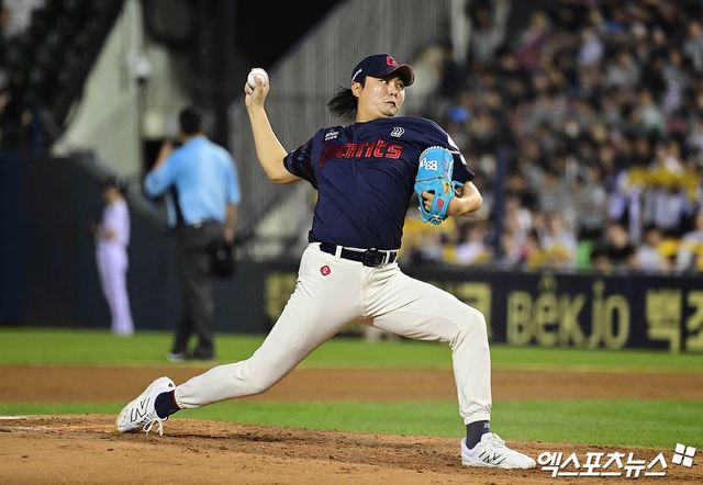 20일 오후 서울 송파구 잠실야구장에서 열린 '2025 신한 SOL Bank KBO리그' 롯데 자이언츠와 LG 트윈스의 경기, 6회말 2사 1루 롯데 정철원이 역투하고 있다. 엑스포츠뉴스 DB