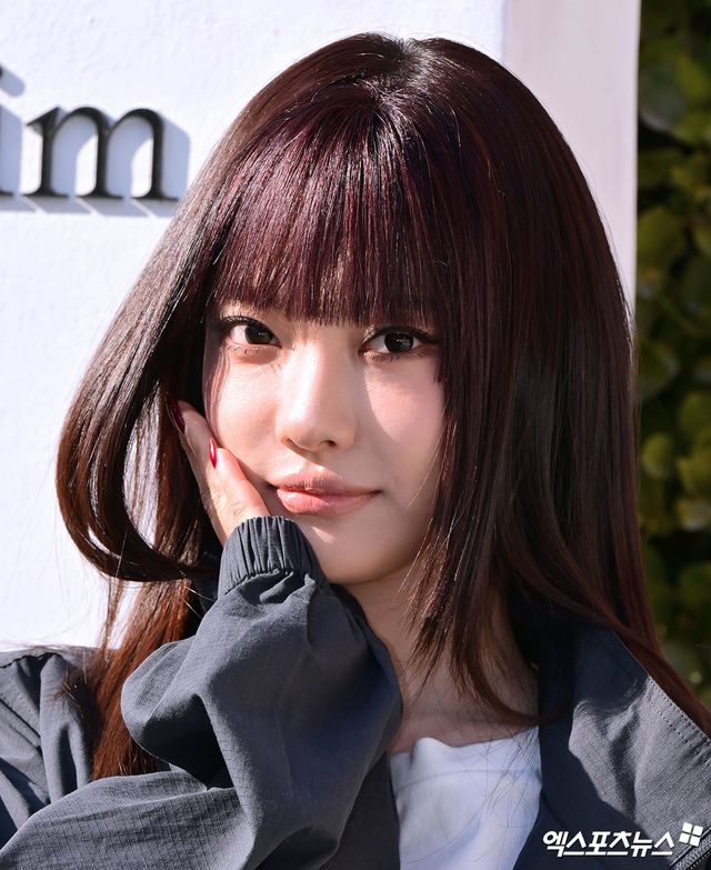 에스파 닝닝이 포즈를 취하고 있다.