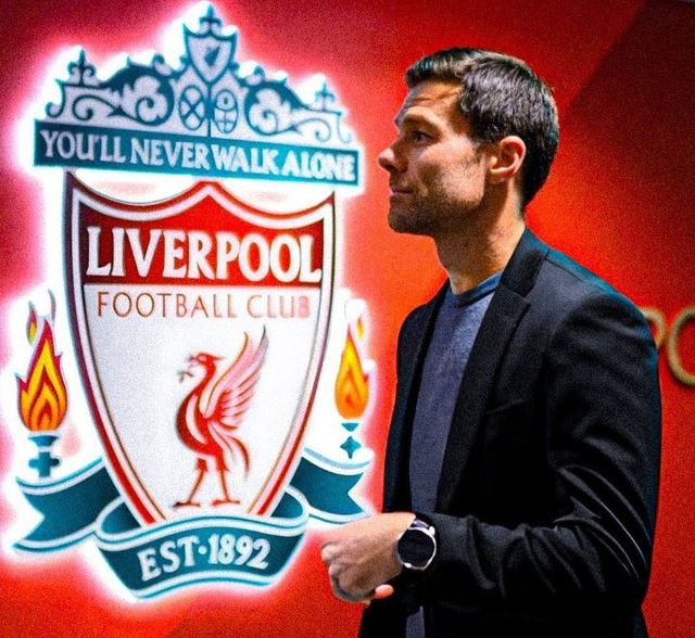 레알 마드리드 지휘봉을 내려놓은 사비 알론소 감독이 '친정팀' 리버풀로 복귀할 가능성이 제기됐다. 아르네 슬롯 현 리버풀 감독의 입지가 흔들리는 가운데, 리버풀이 차기 사령탑으로 알론소에게 접근했다는 소식이 전해졌다. SNS