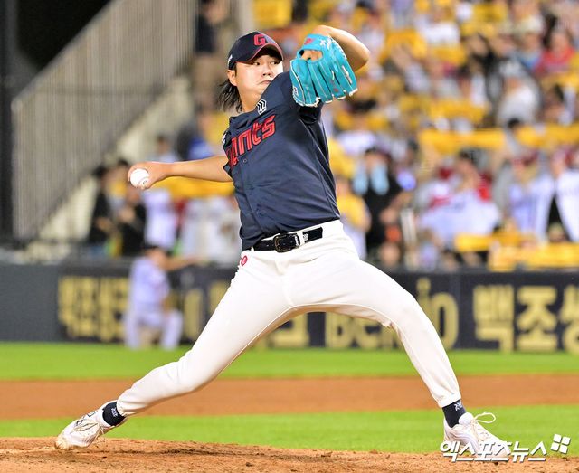 20일 오후 서울 송파구 잠실야구장에서 열린 '2025 신한 SOL Bank KBO리그' 롯데 자이언츠와 LG 트윈스의 경기, 8회말 무사 2루 롯데 정철원이 공을 힘차게 던지고 있다. 엑스포츠뉴스 DB