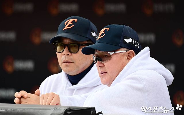 김경문(왼쪽) 한화 이글스 감독과 양상문 1군 메인 투수코치. 지난해 좌완 불펜 필승조로 활약한 김범수의 KIA 타이거즈 FA 이적으로 보상선수 선택을 앞두고 있다. 사진 엑스포츠뉴스 DB