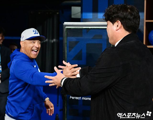 2024년 3월 한국에서 최초로 열린 메이저리그 공식 경기를 위해 방한했던 데이브 로버츠(왼쪽) LA 다저스 감독과 류현진. 사진 엑스포츠뉴스 DB