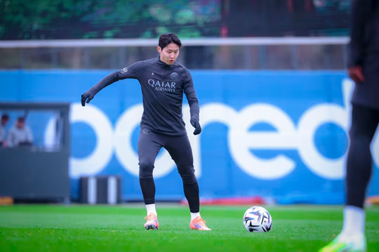 허벅지 부상으로 전열에서 이탈했던 이강인이 팀 훈련에는 복귀했으나, 다가오는 유럽축구연맹(UEFA) 챔피언스리그 경기에는 결장한다. 파리 생제르맹(PSG)은 28일(한국시간) 구단 홈페이지를 통해 29일 오전 5시 프랑스 파리의 파르크 데 프랭스에서 열리는 뉴캐슬 유나이티드(잉글랜드)와의 2025-2026시즌 UEFA 챔피언스리그 페이즈 8차전에 나설 소집 명단 20명을 발표했다. 이강인의 이름은 이번 명단에 포함되지 않았다. SNS