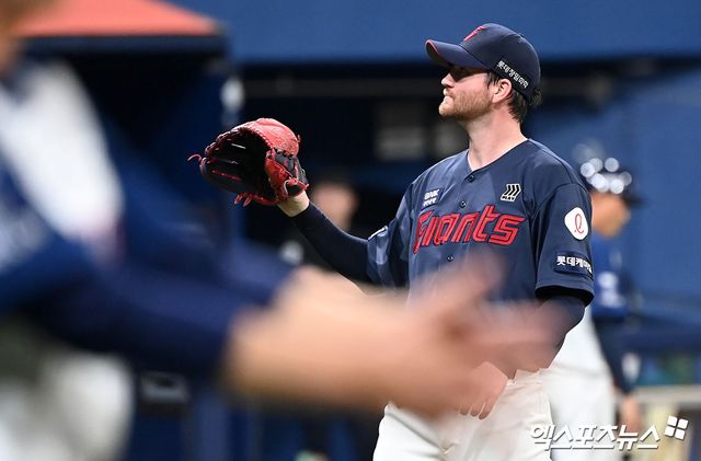 13일 오후 서울 구로구 고척스카이돔에서 열린 '2024 신한 SOL Bank KBO리그' 롯데 자이언츠와 키움 히어로즈의 경기, 3회말 2사 만루 롯데 선발투수 반즈가 키움 이원석에게 밀어내기 볼넷을 허용한 후 아쉬워하고 있다. 엑스포츠뉴스 DB