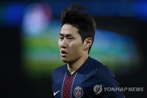 손흥민을 떠나보낸 토트넘 홋스퍼가 그 빈자리를 메우기 위해 파리 생제르맹(PSG)의 이강인에게 눈독을 들였으나 현실성 없는 임대 제안으로 빈축을 사고 있다. 보도에 따르면 토트넘은 이번 겨울 이적시장에서 공격진 보강을 위해 케난 일디즈, 아데몰라 루크먼, 사비뉴 등과 함께 이강인을 검토했다. 문제는 방식이었다. 토트넘은 완전 이적이 아닌 '임대' 가능성을 중심으로 PSG에 접근한 것으로 알려졌다. 연합뉴스