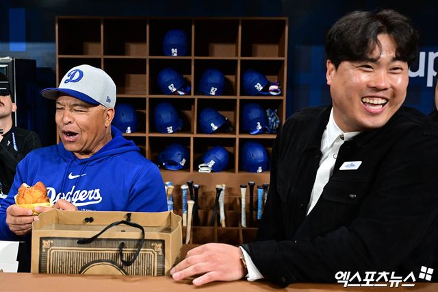 2024년 3월 한국에서 최초로 열린 메이저리그 공식 경기를 위해 방한했던 데이브 로버츠(왼쪽) LA 다저스 감독과 류현진. 사진 엑스포츠뉴스 DB