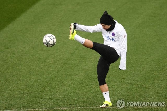 허벅지 부상으로 전열에서 이탈했던 이강인이 팀 훈련에는 복귀했으나, 다가오는 유럽축구연맹(UEFA) 챔피언스리그 경기에는 결장한다. 파리 생제르맹(PSG)은 28일(한국시간) 구단 홈페이지를 통해 29일 오전 5시 프랑스 파리의 파르크 데 프랭스에서 열리는 뉴캐슬 유나이티드(잉글랜드)와의 2025-2026시즌 UEFA 챔피언스리그 페이즈 8차전에 나설 소집 명단 20명을 발표했다. 이강인의 이름은 이번 명단에 포함되지 않았다. 연합뉴스