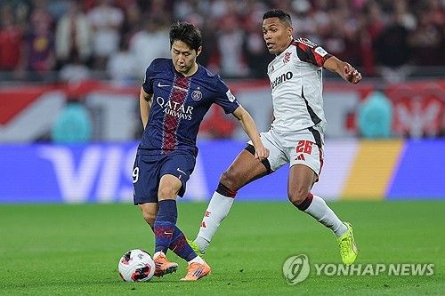 손흥민을 떠나보낸 토트넘 홋스퍼가 그 빈자리를 메우기 위해 파리 생제르맹(PSG)의 이강인에게 눈독을 들였으나 현실성 없는 임대 제안으로 빈축을 사고 있다. 보도에 따르면 토트넘은 이번 겨울 이적시장에서 공격진 보강을 위해 케난 일디즈, 아데몰라 루크먼, 사비뉴 등과 함께 이강인을 검토했다. 문제는 방식이었다. 토트넘은 완전 이적이 아닌 '임대' 가능성을 중심으로 PSG에 접근한 것으로 알려졌다. 연합뉴스