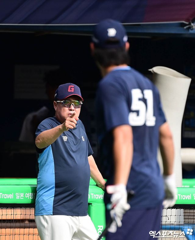 20일 오후 서울 송파구 잠실야구장에서 열리는 '2025 신한 SOL Bank KBO리그' 롯데 자이언츠와 LG 트윈스의 경기에 앞서 롯데 김태형 감독이 나승엽에게 타격 코칭을 하고 있다. 엑스포츠뉴스 DB