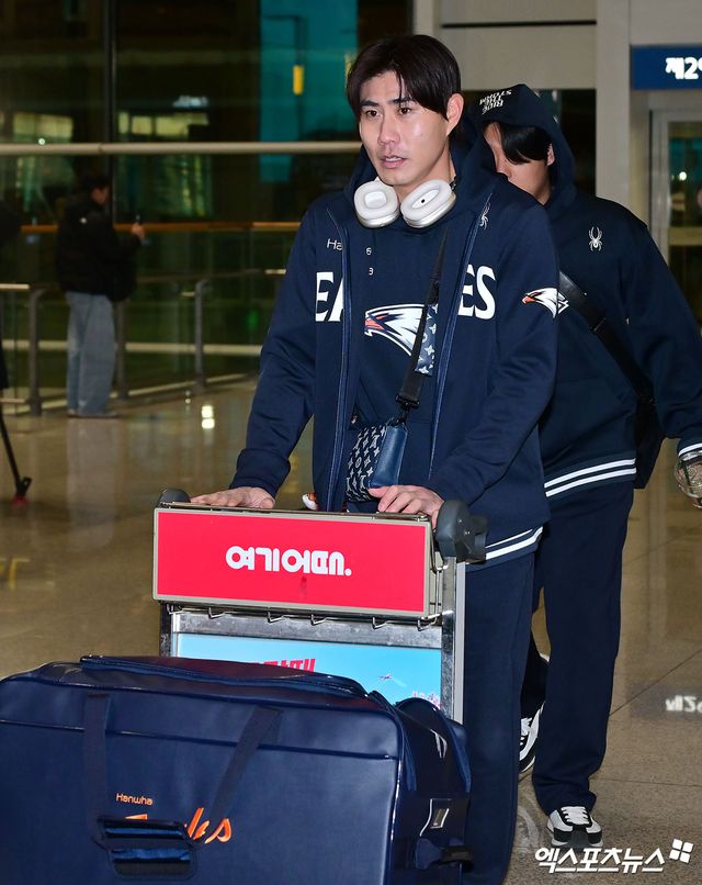 2026시즌 스프링캠프 훈련에 나서는 한화 이글스 선수단이 23일 오전 인천국제공항을 통해 호주 멜버른으로 출국했다. 출국장으로 향하는 한화 심우준. 엑스포츠뉴스 DB