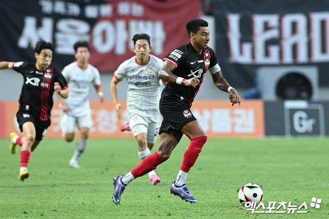 영국 매체 데일리메일은 28일(한국시간) 제시 린가드가 자신의 미래에 대한 결론을 내리기 시작했다고 보도했다. 매체에 따르면 2025시즌을 마치고 FC서울을 떠나 자유계약선수(FA)가 된 린가드는 최근 프리미어리그 팀들을 포함한 여러 영국 클럽들과 접촉하고 있는 것으로 알려졌는데, 매체는 린가드가 최근 이탈리아 세리에A 클럽들과 이적 협상을 진행하면서 유럽 복귀를 두고 논의 중이라고 주장했다. 엑스포츠뉴스DB