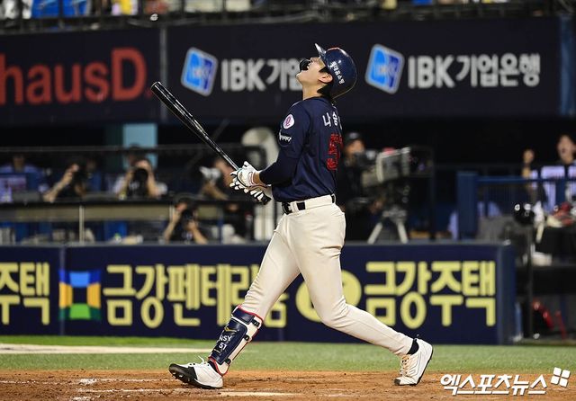 20일 오후 서울 송파구 잠실야구장에서 열린 '2025 신한 SOL Bank KBO리그' 롯데 자이언츠와 LG 트윈스의 경기, 8회초 2사 2루 롯데 나승엽이 헛스윙 삼진 아웃으로 물러나며 크게 아쉬워하고 있다. 엑스포츠뉴스 DB