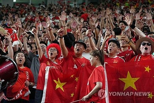 중국 매체 넷이즈에 따르면 중국축구협회(CFA)는 최근 반부패 캠페인의 일환으로 73명을 축구계에서 영구 추방했고, 중국 13개 프로구단에 2026시즌 승점 삭감 및 벌금 부과 징계를 내렸다. CFA는 지난 2024년 9월에도 승부 조작 및 부정부패 관련 징계를 발표하면서 60명의 선수들에게 징계를 내렸는데, 다시 한번 칼을 빼면서 징계를 받은 이들의 숫자가 무려 133명에 달했다. 연합뉴스
