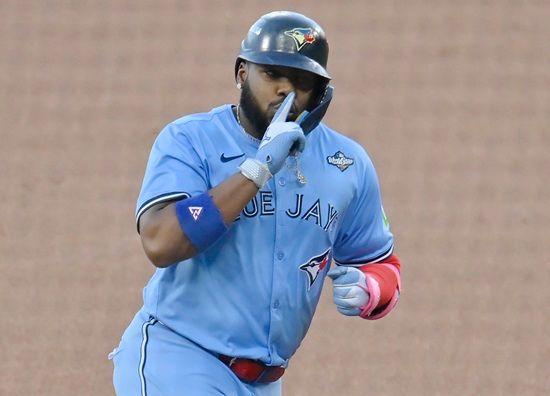 미국 메이저리그(MLB) 토론토 블루제이스의 핵심 야수 블라디미르 게레로 주니어가 2026 월드베이스볼클래식(WBC) 출전을 확정했다. 지난 2023 WBC 도미니카공화국 대표팀에 발탁됐지만, MLB 시범경기를 치르다가 무릎 부상을 당하면서 대회에 참가하지 못했다. 연합뉴스