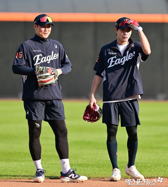 29일 오후 대전 한화생명 볼파크에서 열리는 '2025 신한 SOL Bank KBO 한국시리즈' LG 트윈스와 한화 이글스의 3차전 경기, 한화 하주석과 심우준이 수비 훈련에 임하고 있다. 엑스포츠뉴스 DB