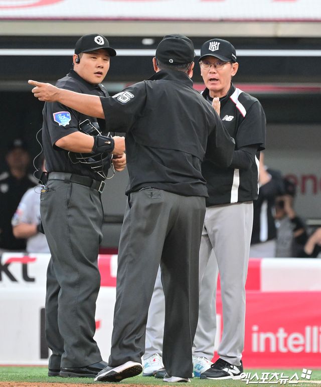 22일 오후 수원KT위즈파크에서 열린 '2025 신한 SOL Bank KBO리그' KIA 타이거즈와 KT 위즈의 경기, 1회말 2사 만루 KT 배정대의 병살타때 장성우의 득점 관련하여 이강철 감독이 심판진에 어필하고 있다. 엑스포츠뉴스 DB