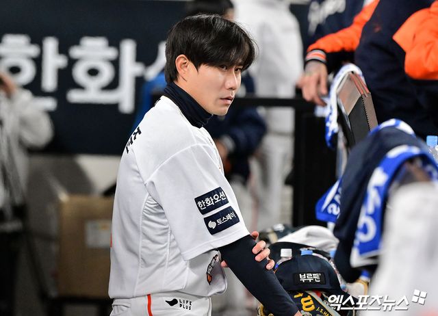 29일 오후 대전 한화생명 볼파크에서 열린 '2025 신한 SOL Bank KBO 한국시리즈' LG 트윈스와 한화 이글스의 3차전 경기, 5회말 한화 심우준이 더그아웃에서 경기를 지켜보고 있다. 엑스포츠뉴스 DB