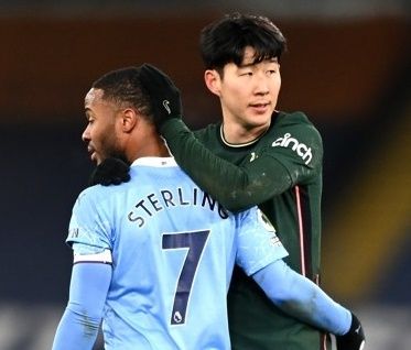 첼시는 29일(한국시간) 구단 공식 홈페이지를 통해 라힘 스털링이 상호 합의 하에 첼시 구단을 떠났고 발표했다. 1994년생 잉글랜드 윙어 스털링은 18세 어린 나이에 잉글리시 프리미어리그 무대에 데뷔한 이후 프리미어리그 통산 396경기 123골 75도움을 올렸다. 그는 지난 2022년 여름 첼시에 합류했지만 최근 전력 외 자원으로 분류돼 지난해 5월 아스널 임대 선수로 2024-2025시즌 프리미어리그 38라운드 최종전에 출전한 이후 지금까지 무려 8개월 동안 공식전에 나오지 못하고 있다. 연합뉴스