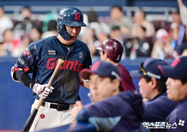 30일 오후 서울 구로구 고척스카이돔에서 열린 '2025 신한 SOL Bank KBO리그' 롯데 자이언츠와 키움 히어로즈의 경기, 4회초 무사 1루 롯데 나승엽이 투런 홈런을 날린 후 축하를 받고 있다. 엑스포츠뉴스 DB