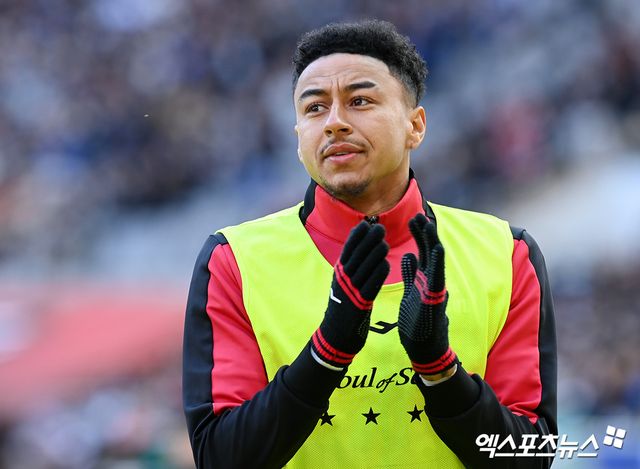 영국 매체 데일리메일은 28일(한국시간) 제시 린가드가 자신의 미래에 대한 결론을 내리기 시작했다고 보도했다. 매체에 따르면 2025시즌을 마치고 FC서울을 떠나 자유계약선수(FA)가 된 린가드는 최근 프리미어리그 팀들을 포함한 여러 영국 클럽들과 접촉하고 있는 것으로 알려졌는데, 매체는 린가드가 최근 이탈리아 세리에A 클럽들과 이적 협상을 진행하면서 유럽 복귀를 두고 논의 중이라고 주장했다. 엑스포츠뉴스DB