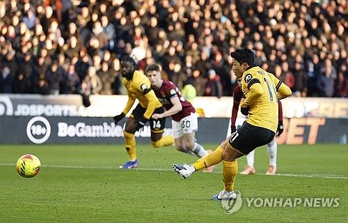 울버햄튼이 4일(한국시간) 영국 울버햄튼에 있는 몰리뉴 스타디움에서 열린 웨스트햄 유나이티드와의 2025-2026시즌 프리미어리그 20라운드 홈 경기에서 3-0 완승을 거두고 드디어 리그 첫 승을 신고했다.&nbsp;황희찬은 1골 1도움을 기록하며 팀 승리 일등공신이 됐다. 연합뉴스