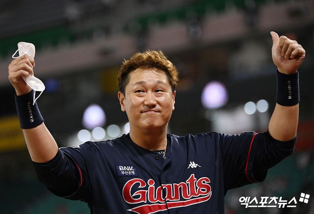 롯데 자이언츠 출신 KBO리그 레전드 이대호가 대만 중신 브라더스에 객원 타격 코치로 합류한다. 현지 매체 '산리뉴스 네트워크'는 이대호를 '아시아 프로야구 역사에서 가장 대표적인 우타 거포 중 한 명'이라고 소개했다. 엑스포츠뉴스 DB