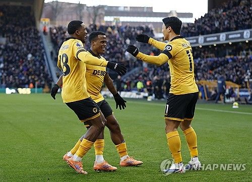 울버햄튼이 4일(한국시간) 영국 울버햄튼에 있는 몰리뉴 스타디움에서 열린 웨스트햄 유나이티드와의 2025-2026시즌 프리미어리그 20라운드 홈 경기에서 3-0 완승을 거두고 드디어 리그 첫 승을 신고했다.&nbsp;황희찬은 1골 1도움을 기록하며 팀 승리 일등공신이 됐다. 연합뉴스