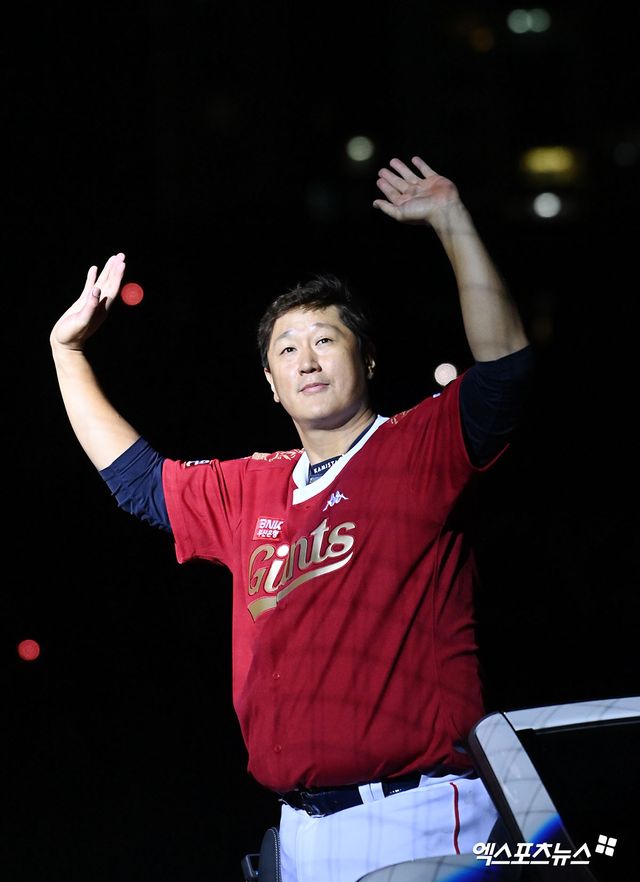 롯데 자이언츠 출신 KBO리그 레전드 이대호가 대만 중신 브라더스에 객원 타격 코치로 합류한다. 현지 매체 '산리뉴스 네트워크'는 이대호를 '아시아 프로야구 역사에서 가장 대표적인 우타 거포 중 한 명'이라고 소개했다. 엑스포츠뉴스 DB