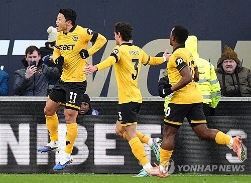 울버햄튼이 4일(한국시간) 영국 울버햄튼에 있는 몰리뉴 스타디움에서 열린 웨스트햄 유나이티드와의 2025-2026시즌 프리미어리그 20라운드 홈 경기에서 3-0 완승을 거두고 드디어 리그 첫 승을 신고했다.&nbsp;황희찬은 1골 1도움을 기록하며 팀 승리 일등공신이 됐다. 연합뉴스