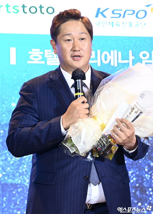 롯데 자이언츠 출신 KBO리그 레전드 이대호가 대만 중신 브라더스에 객원 타격 코치로 합류한다. 현지 매체 '산리뉴스 네트워크'는 이대호를 '아시아 프로야구 역사에서 가장 대표적인 우타 거포 중 한 명'이라고 소개했다. 엑스포츠뉴스 DB