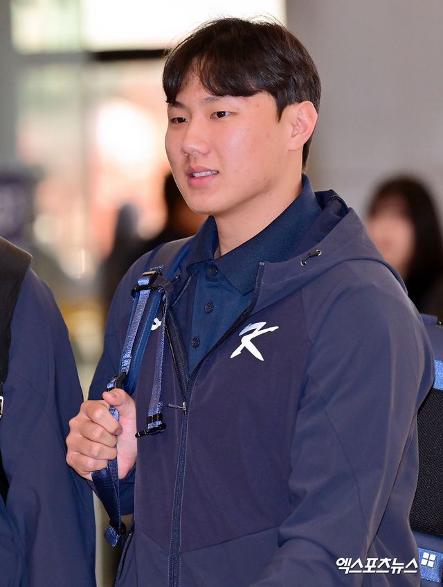 류지현 감독이 이끄는 야구 대표팀이 도쿄돔에서 진행되는 일본과의 평가전을 위해 지난 11월 12일 오후 김포국제공항을 통해 일본으로 출국했다. 배찬승이 출국장으로 이동하고 있다.