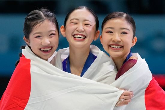 지난 23일 중국 베이징에서 열린 국제빙상경기연맹(ISU) 피겨 4대륙선수권대회 여자 싱글 시상식에서 1~3위를 차지한 일본 선수들이 웃고 있다. 이 중 나카이 아미(왼쪽)와 치바 모네(오른쪽)은 2026 동계올림픽에 출전한다. 연합뉴스